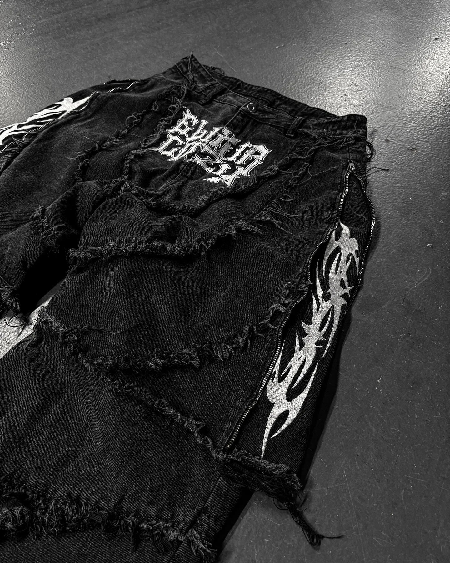 Y2k Patchwork Stripe Embroidery Fur Edge Jeans Fashion America Retro Zipper Splicing Baggy Jeans Punk Men Black Denim Pants