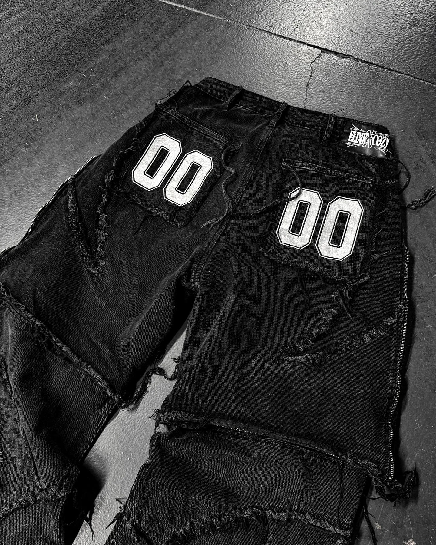 Y2k Patchwork Stripe Embroidery Fur Edge Jeans Fashion America Retro Zipper Splicing Baggy Jeans Punk Men Black Denim Pants