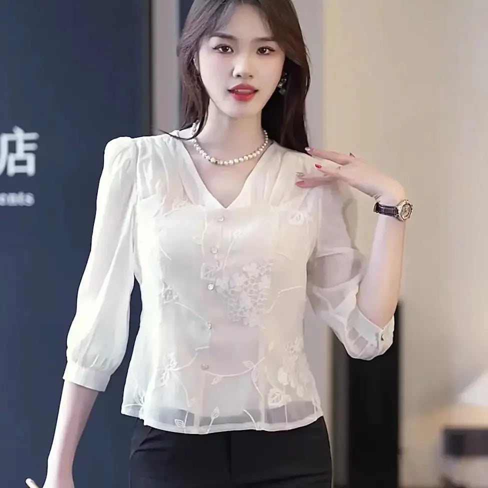 Spring and Summer 7-quarter Sleeve Embroidered V-neck New Shirt 2025 Slim and Slim and Fashionable Versatile Top