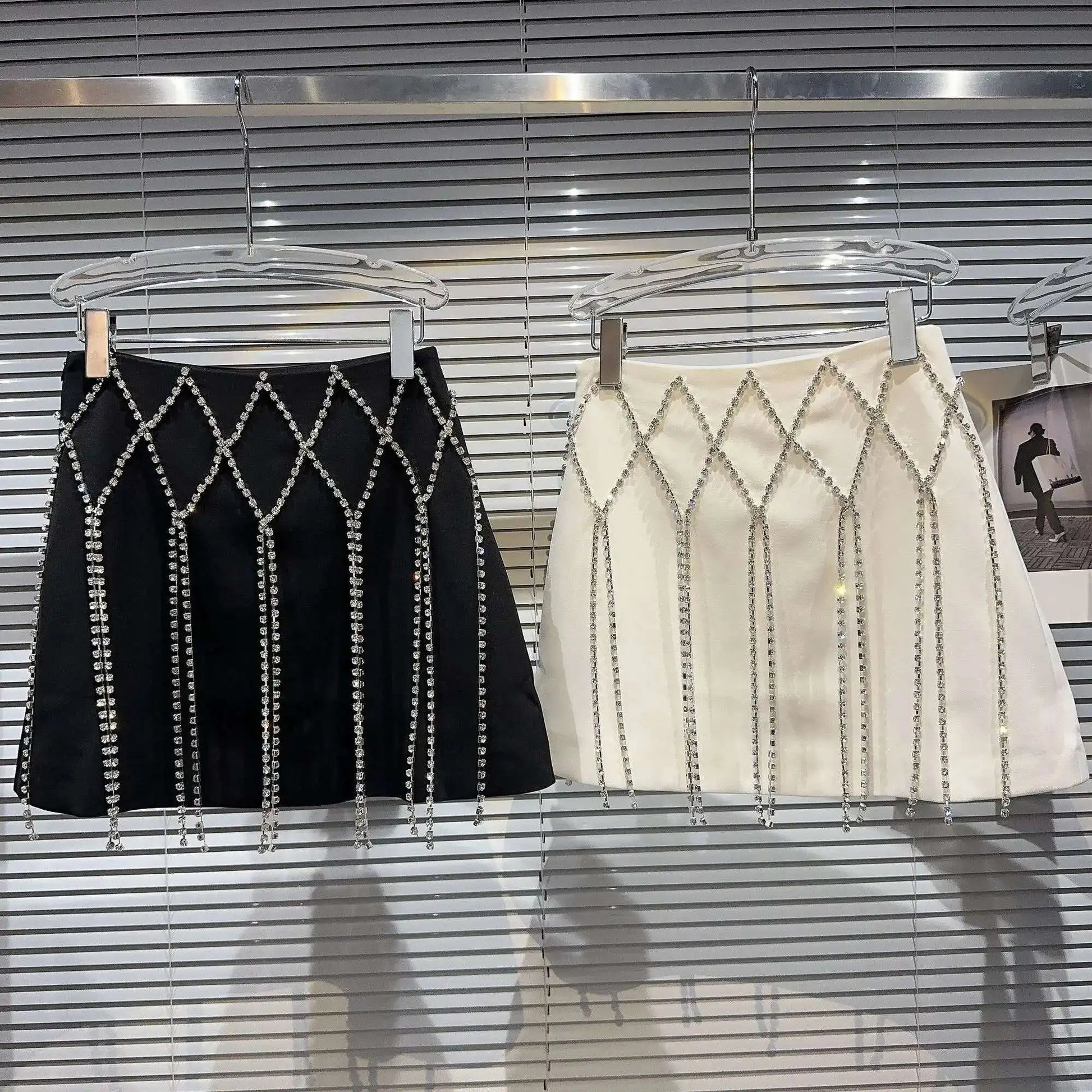 DEAT 2025 Spring New Fashion Diamond Chain Design Mini Skirt For Women Zipper Waist A-line Wrapped Hip Skirts Female 11XX5371