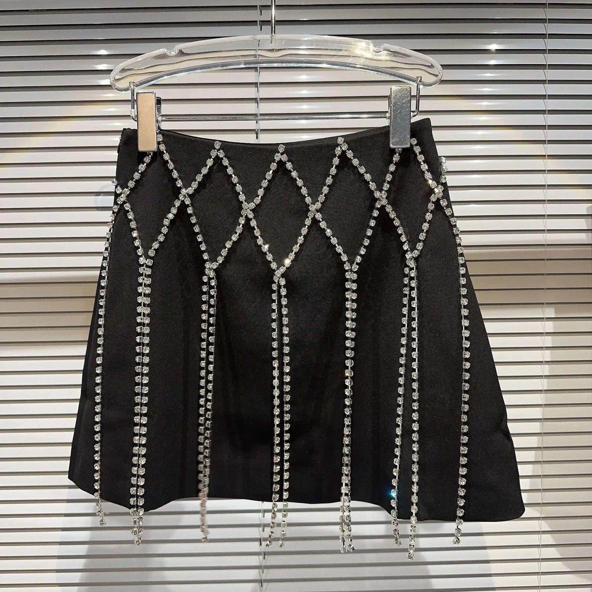 DEAT 2025 Spring New Fashion Diamond Chain Design Mini Skirt For Women Zipper Waist A-line Wrapped Hip Skirts Female 11XX5371