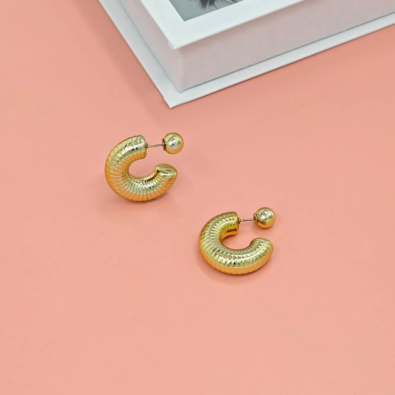 Fashionable C-shaped earrings with unique design, high-end and niche earrings for women