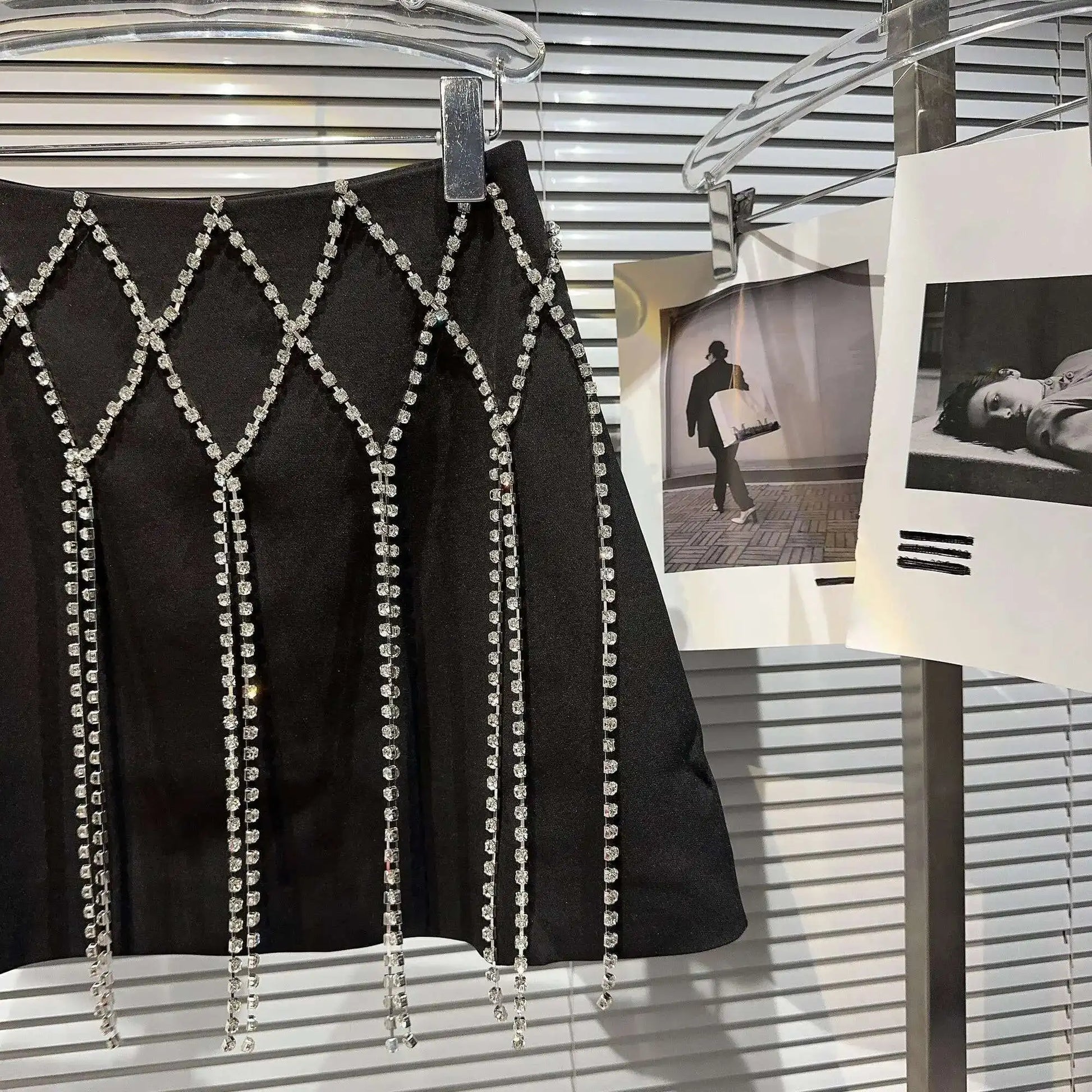 DEAT 2025 Spring New Fashion Diamond Chain Design Mini Skirt For Women Zipper Waist A-line Wrapped Hip Skirts Female 11XX5371