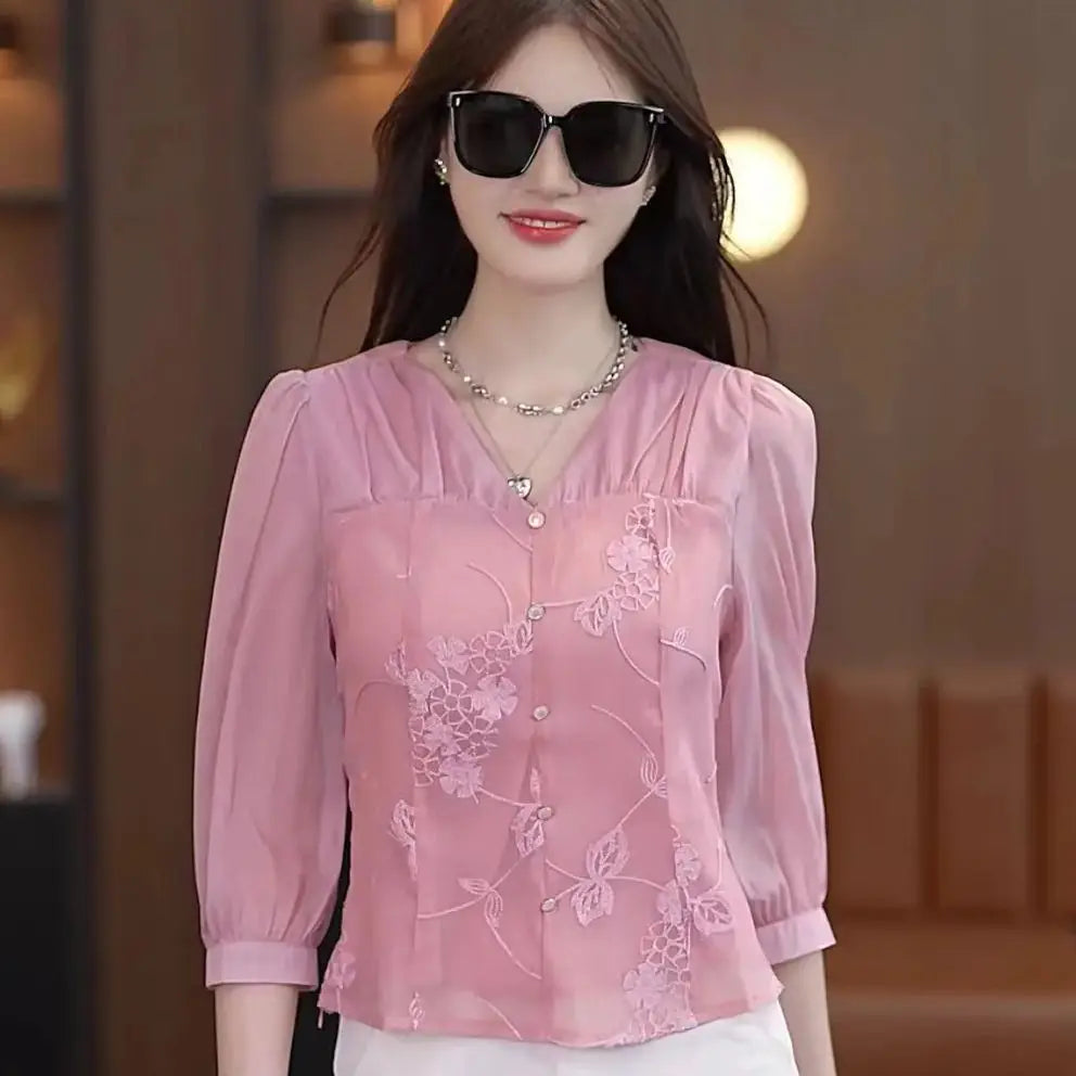 Spring and Summer 7-quarter Sleeve Embroidered V-neck New Shirt 2025 Slim and Slim and Fashionable Versatile Top