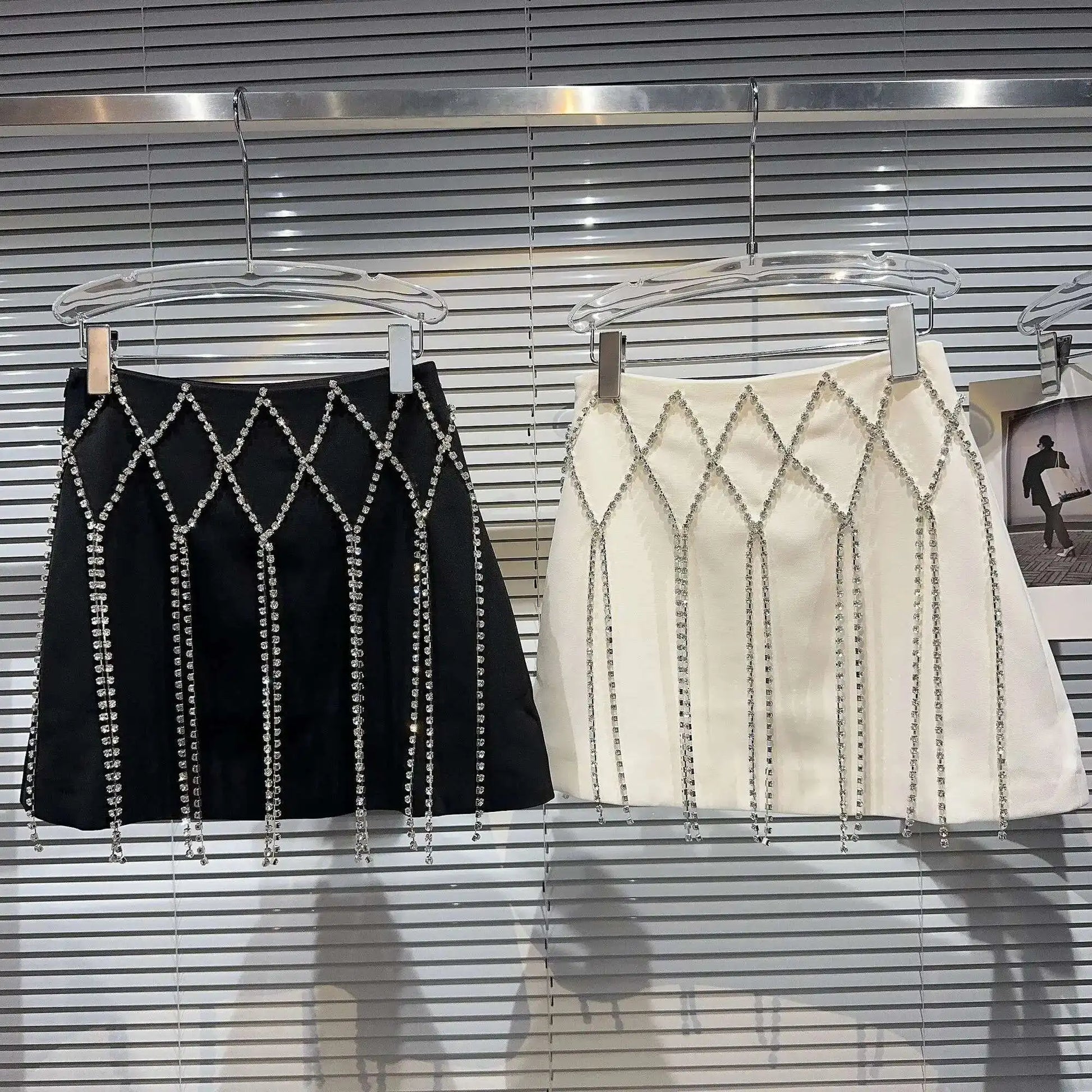 DEAT 2025 Spring New Fashion Diamond Chain Design Mini Skirt For Women Zipper Waist A-line Wrapped Hip Skirts Female 11XX5371