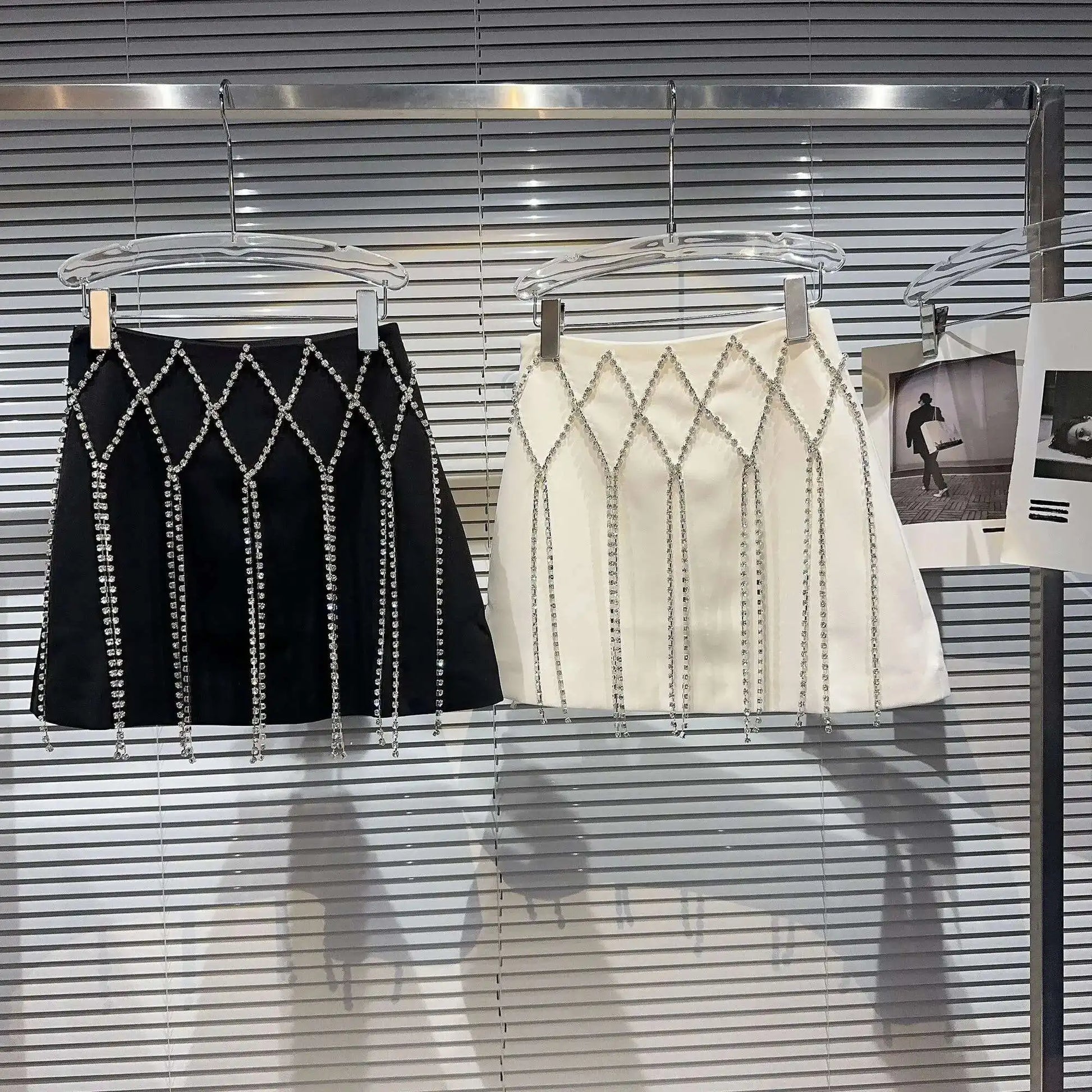 DEAT 2025 Spring New Fashion Diamond Chain Design Mini Skirt For Women Zipper Waist A-line Wrapped Hip Skirts Female 11XX5371