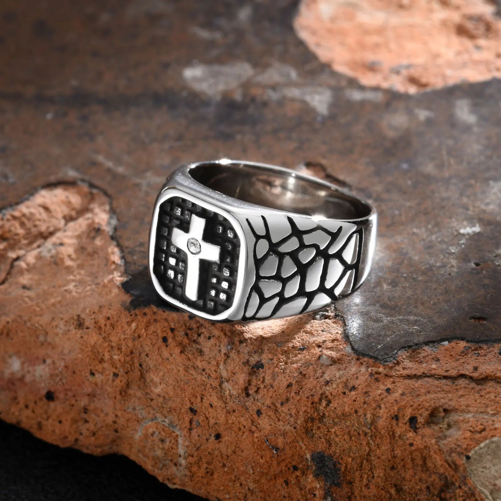 Vnox Bold Cross Signet Rings for Men,Crack Warrior Men's Faith Protect Stamp Finger Band, Vintage Viking Jewelry