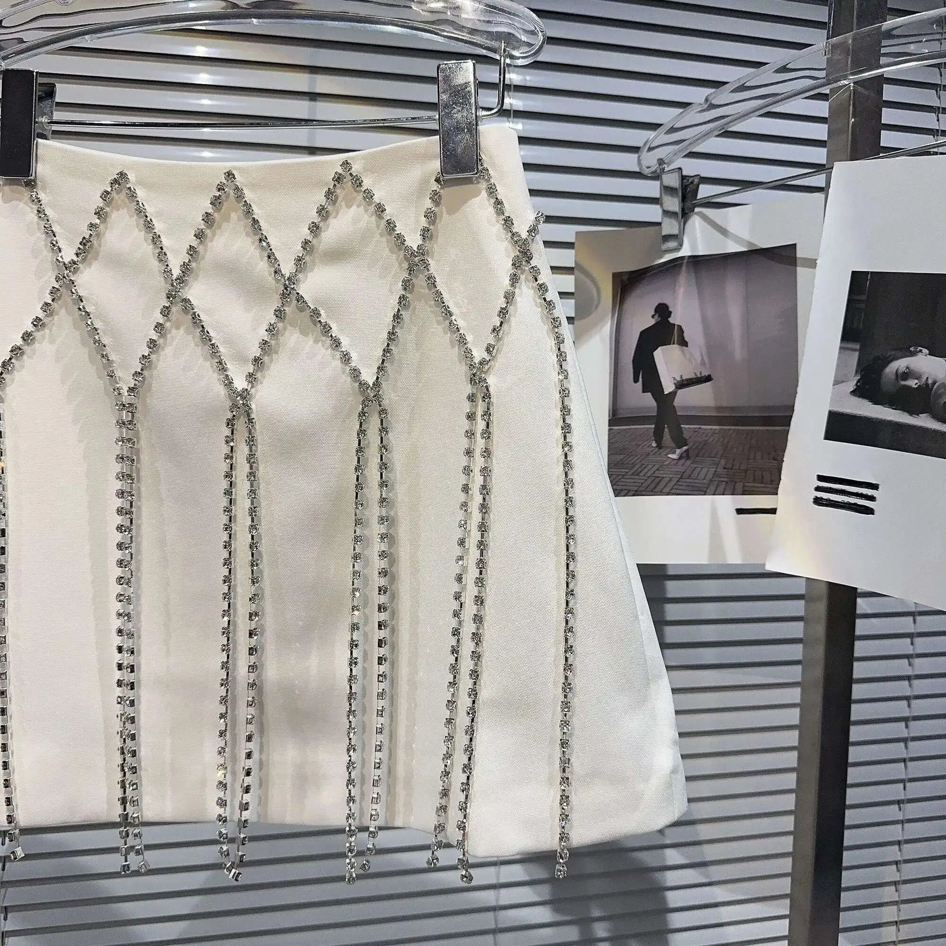 DEAT 2025 Spring New Fashion Diamond Chain Design Mini Skirt For Women Zipper Waist A-line Wrapped Hip Skirts Female 11XX5371