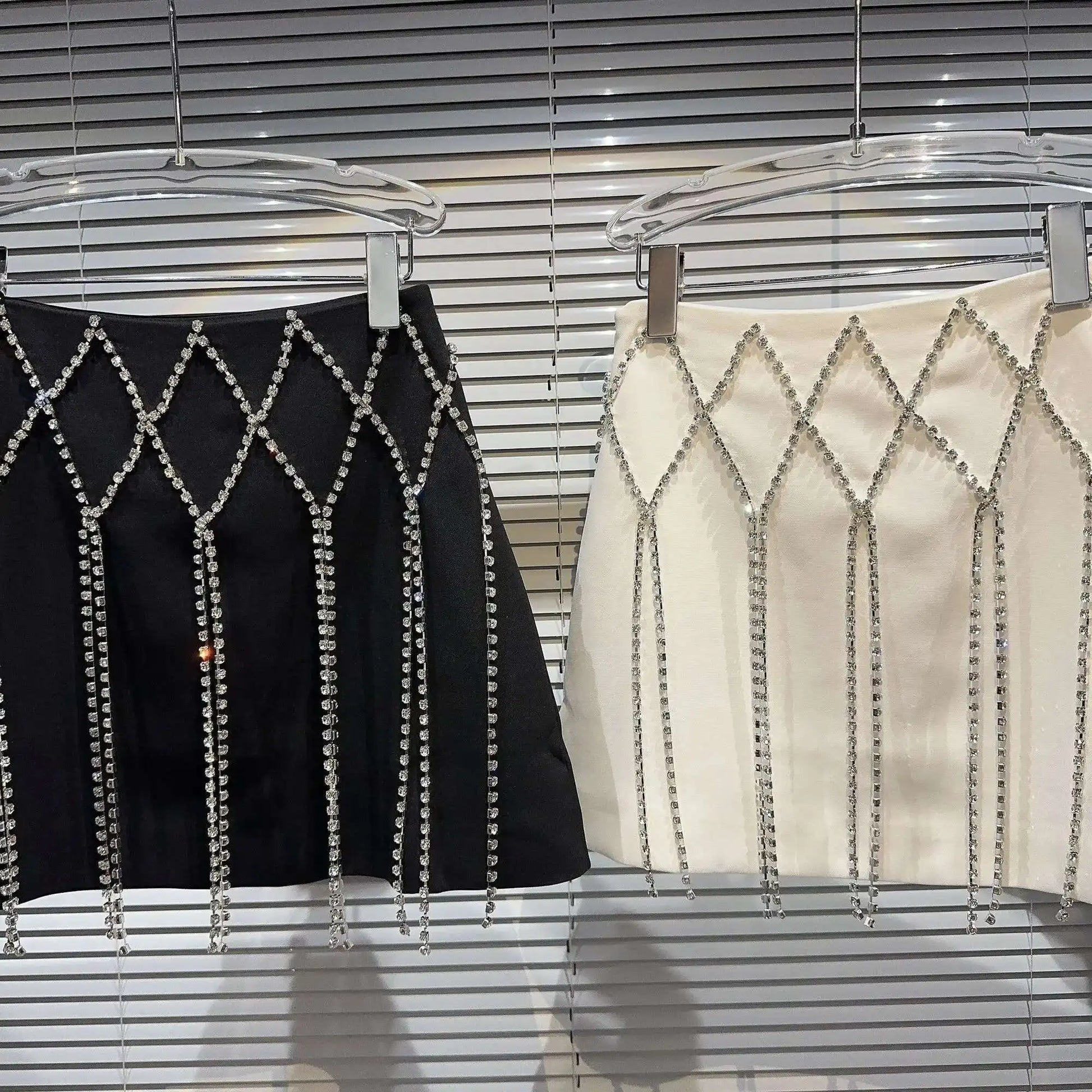 DEAT 2025 Spring New Fashion Diamond Chain Design Mini Skirt For Women Zipper Waist A-line Wrapped Hip Skirts Female 11XX5371