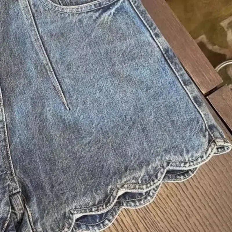 Retro high-waisted jeans women's summer new high fashion temperament design casual Joker wavy shorts. baggy jeans women