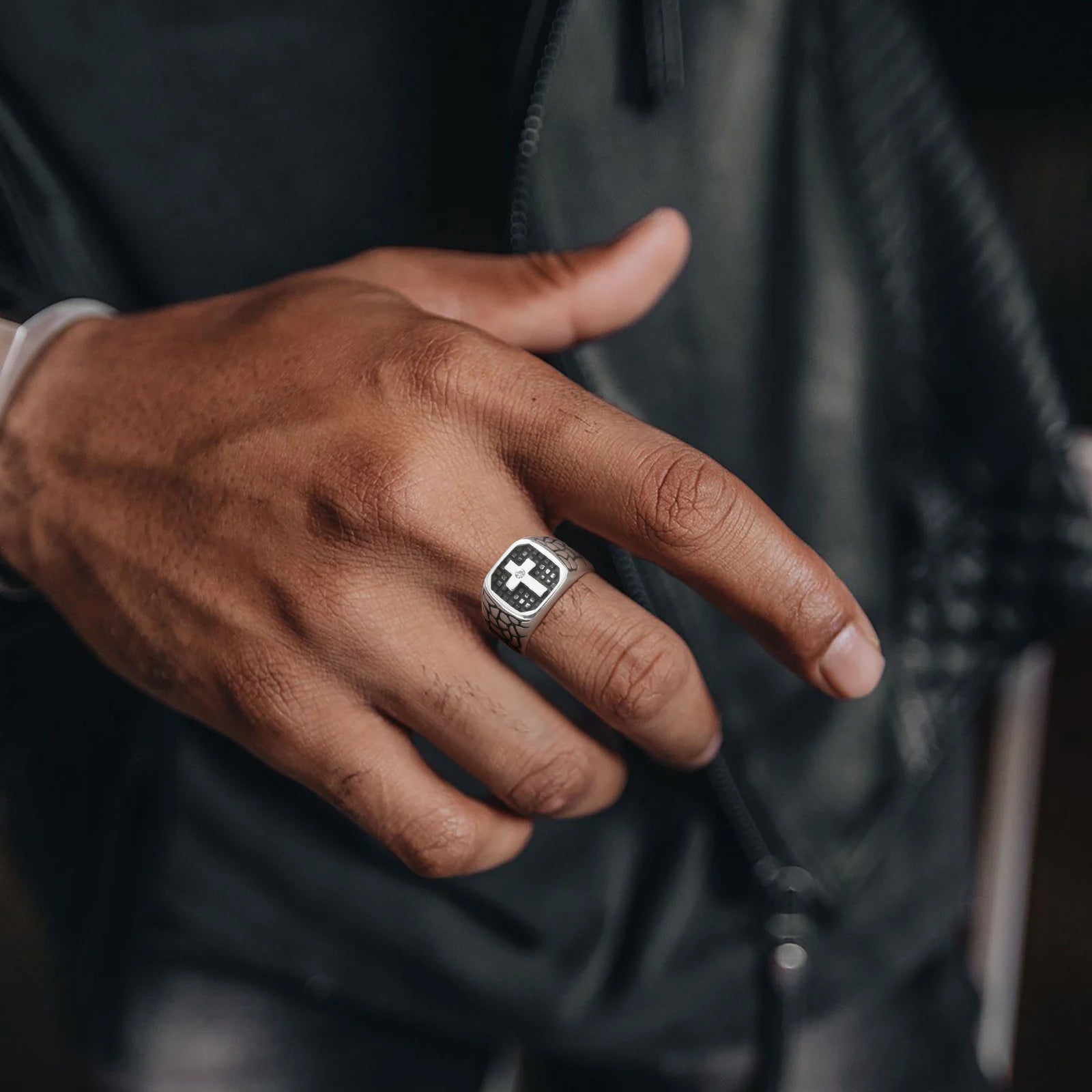 Vnox Bold Cross Signet Rings for Men,Crack Warrior Men's Faith Protect Stamp Finger Band, Vintage Viking Jewelry