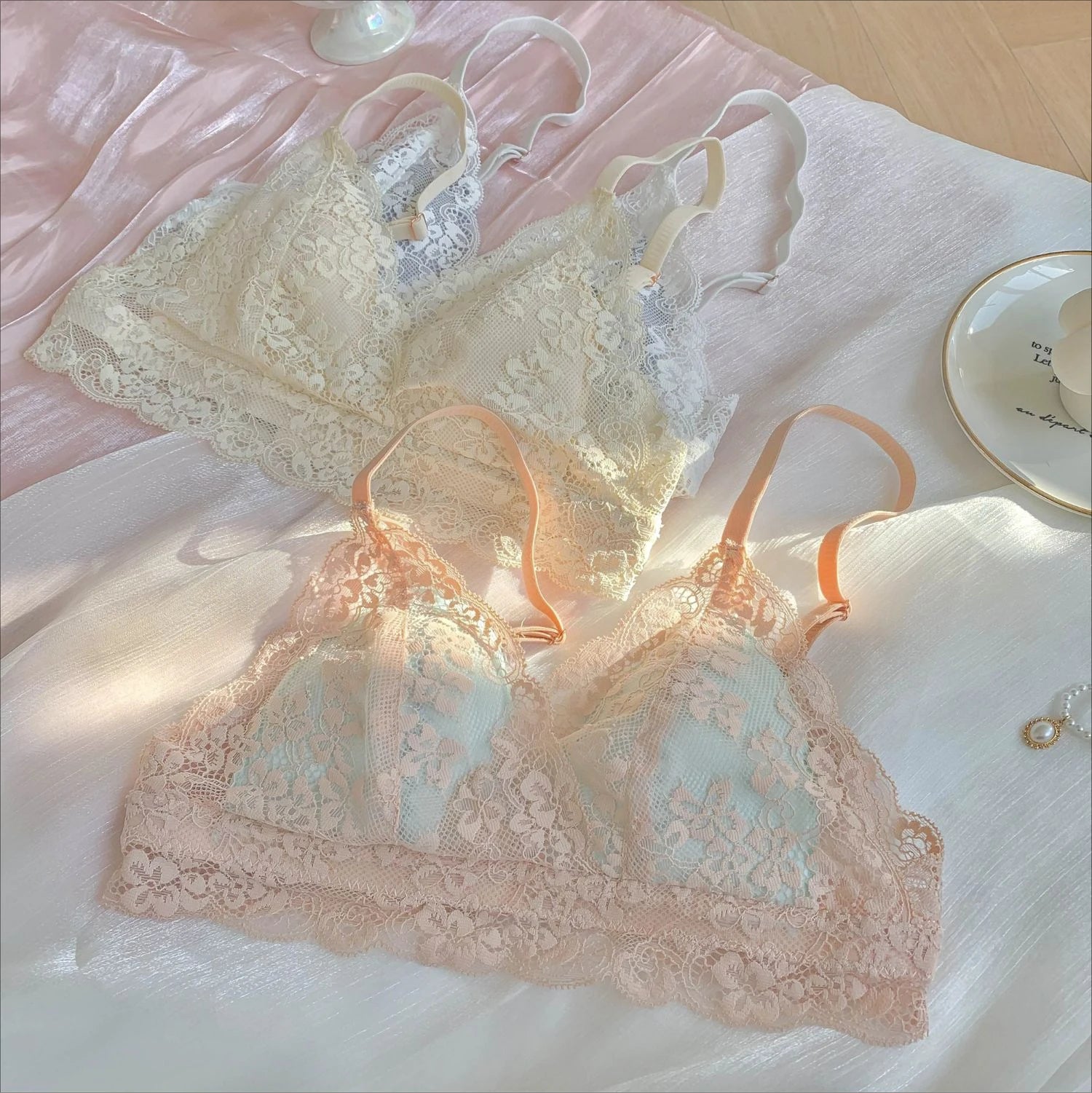 French Style Sexy Bras Hollow Lace Push Up Seamless Underwear Wireless Lingerie Intimates Triangle Cup Brassiere Soutien Gorges