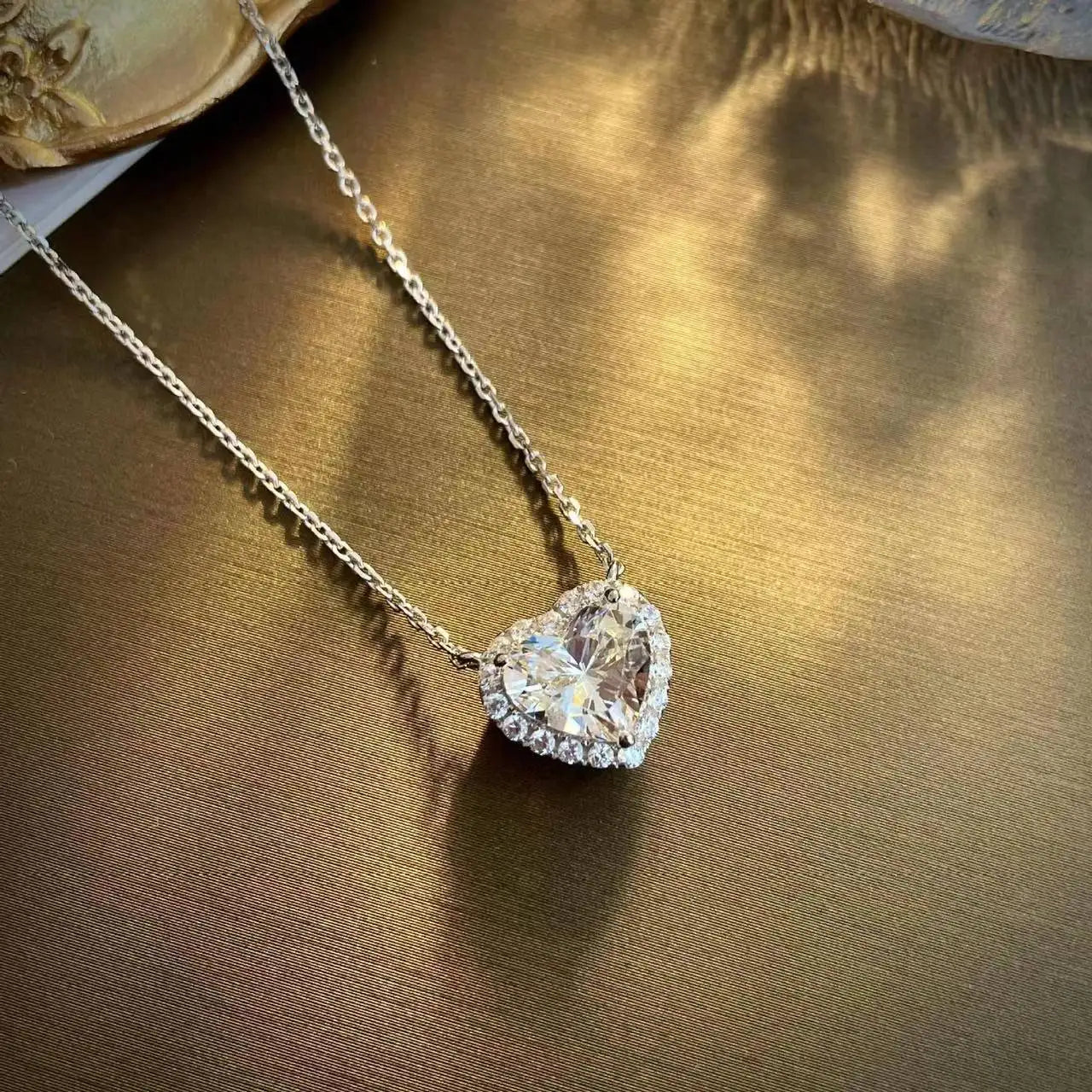 New Fashion Trend Unique Design Delicate Zircon Cross Pendant Necklace for Men and Women Couples Jewelry Party Premium Gifts