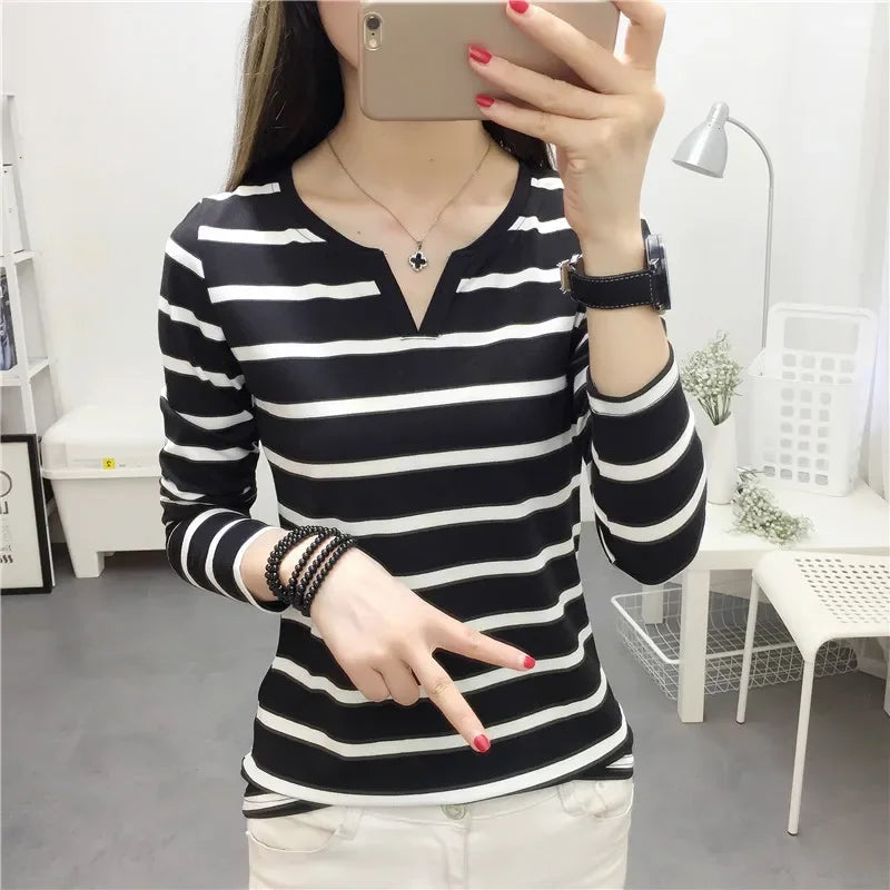 Cross-Border Women's T-Shirt 2025 Autumn Slimming Black And White Stripe V-Neck Long Sleeves Top Women's Base Layer Student Top