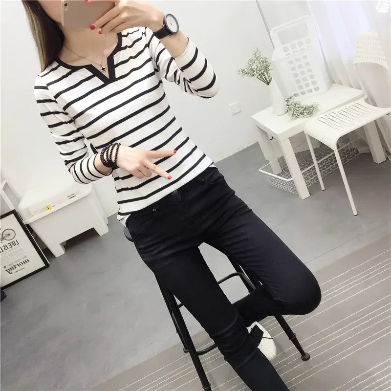 Cross-Border Women's T-Shirt 2025 Autumn Slimming Black And White Stripe V-Neck Long Sleeves Top Women's Base Layer Student Top