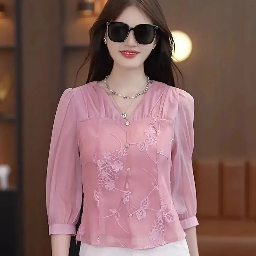 Spring and Summer 7-quarter Sleeve Embroidered V-neck New Shirt 2025 Slim and Slim and Fashionable Versatile Top