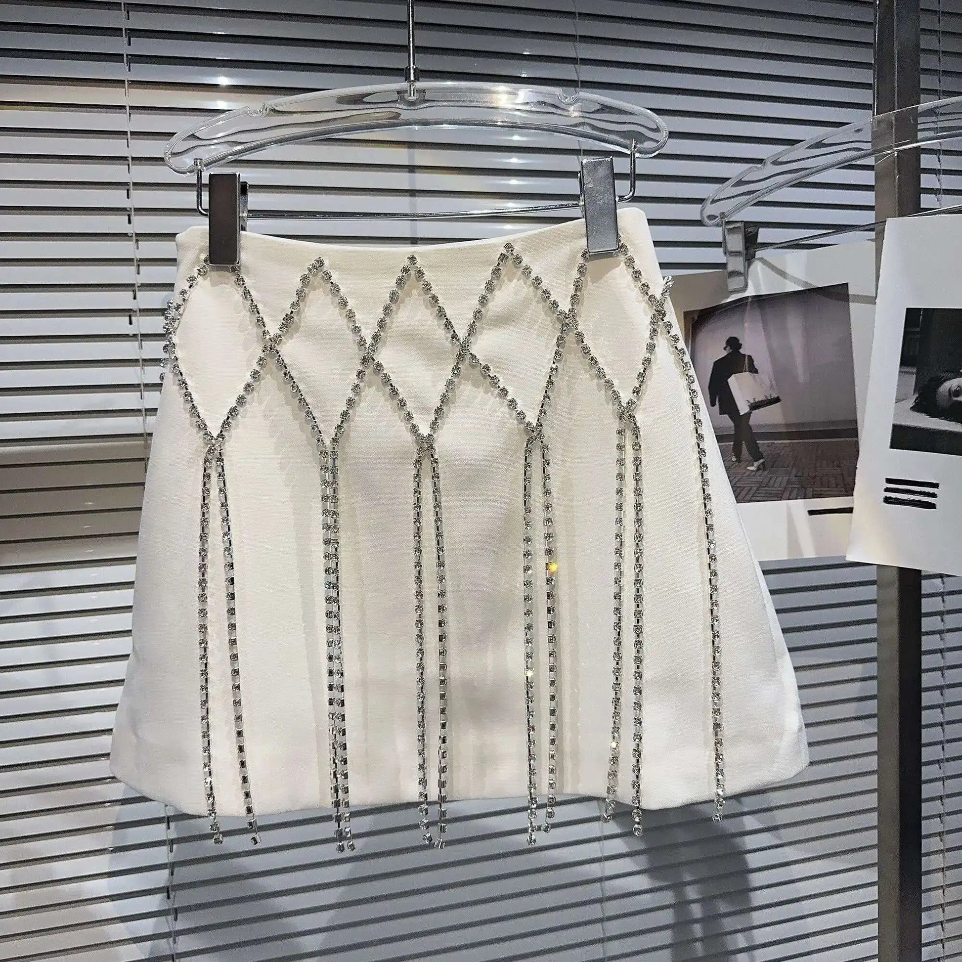 DEAT 2025 Spring New Fashion Diamond Chain Design Mini Skirt For Women Zipper Waist A-line Wrapped Hip Skirts Female 11XX5371