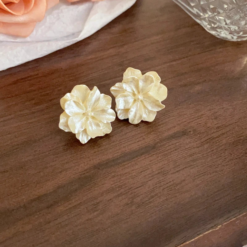 Acrylic White Camellia Flowers Stud Earrings for Women Fashion Temperament Fairycore Earring Party Wedding Jewelry Wholesale