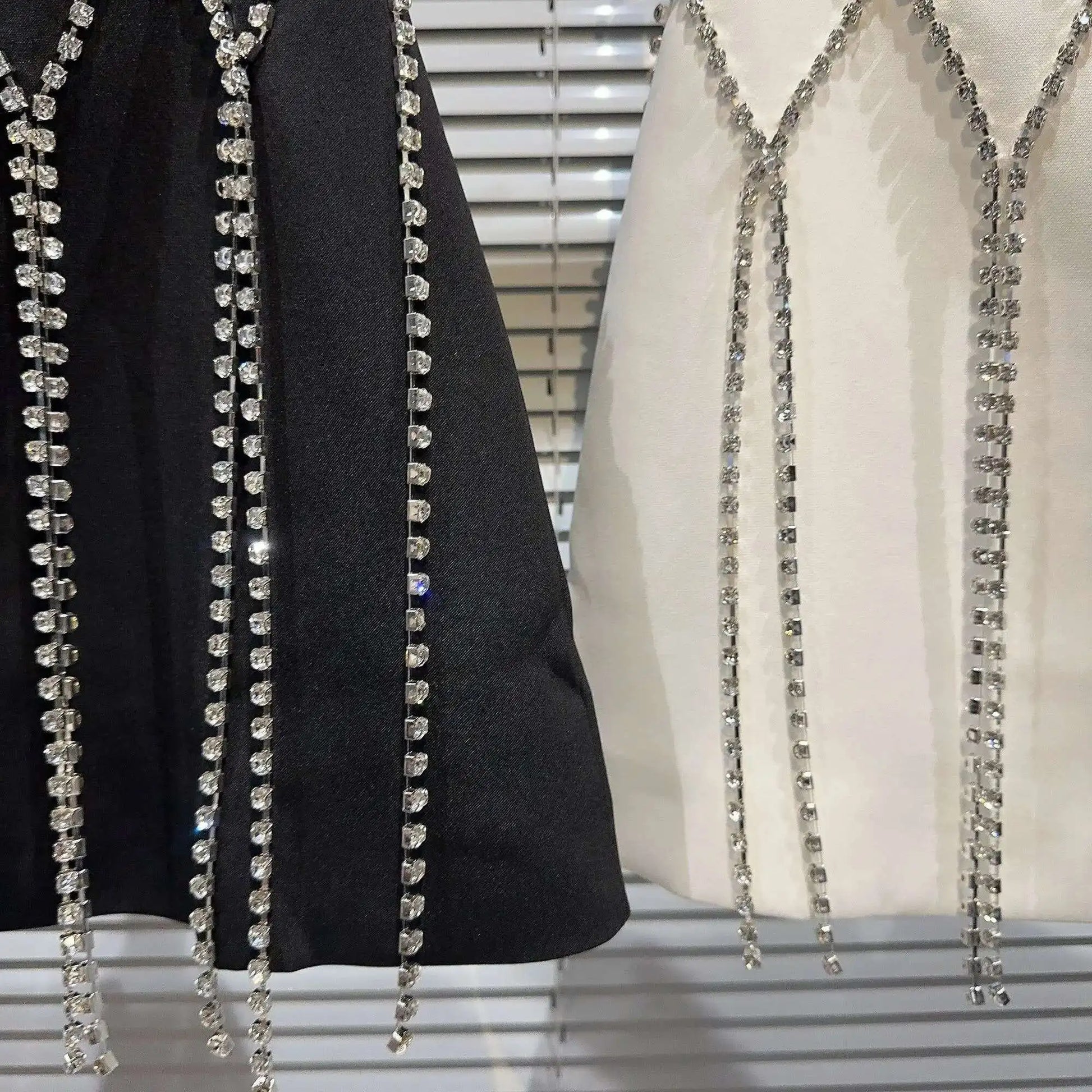 DEAT 2025 Spring New Fashion Diamond Chain Design Mini Skirt For Women Zipper Waist A-line Wrapped Hip Skirts Female 11XX5371