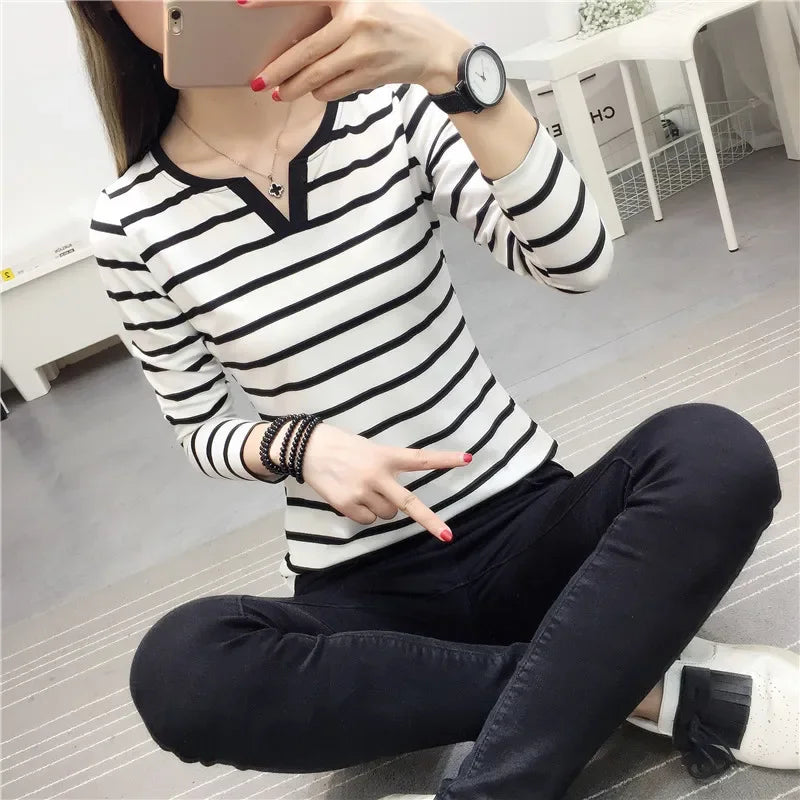 Cross-Border Women's T-Shirt 2025 Autumn Slimming Black And White Stripe V-Neck Long Sleeves Top Women's Base Layer Student Top