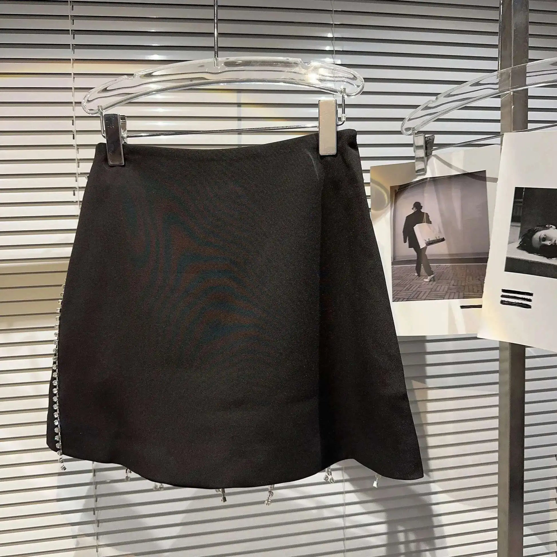 DEAT 2025 Spring New Fashion Diamond Chain Design Mini Skirt For Women Zipper Waist A-line Wrapped Hip Skirts Female 11XX5371