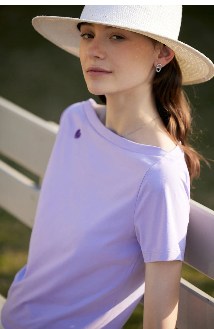 AMII Minimalism T-shirt Women 2023 Spring New Petite Niche Design All-match Office Lady Slash Neck Loose Embroidery Top 12342274