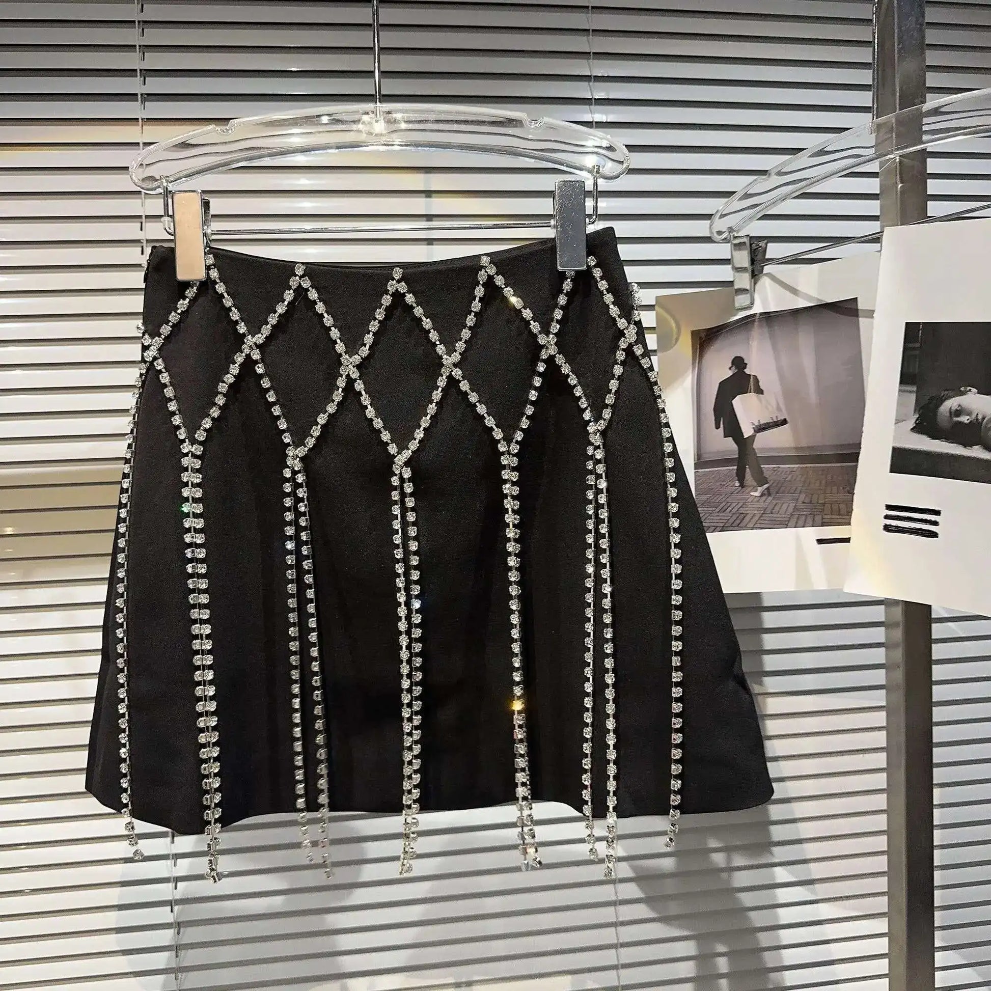 DEAT 2025 Spring New Fashion Diamond Chain Design Mini Skirt For Women Zipper Waist A-line Wrapped Hip Skirts Female 11XX5371