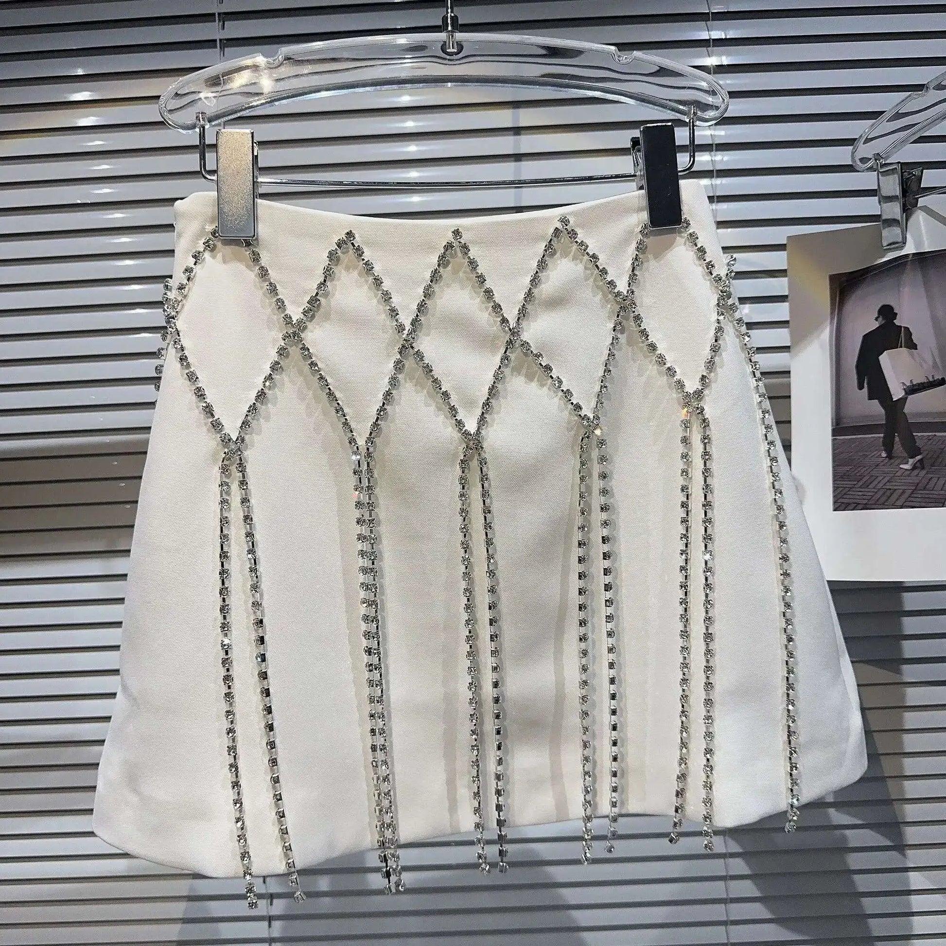 DEAT 2025 Spring New Fashion Diamond Chain Design Mini Skirt For Women Zipper Waist A-line Wrapped Hip Skirts Female 11XX5371